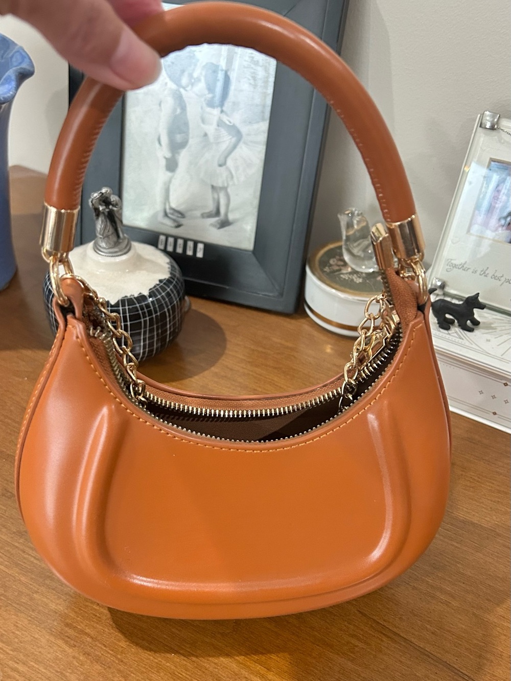 Elegant Tan Shoulder Bag with Chain Accent